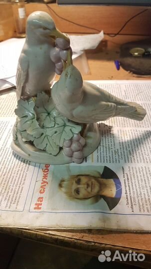 Фарфоровая фигурка птицы с ягодами Германия