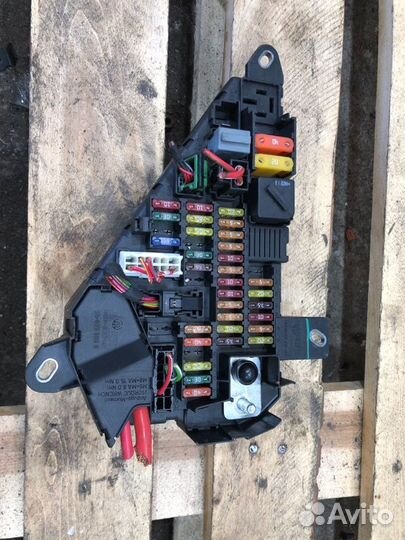 Блок предохранителей задний Bmw 6 E63 N62B44 2004