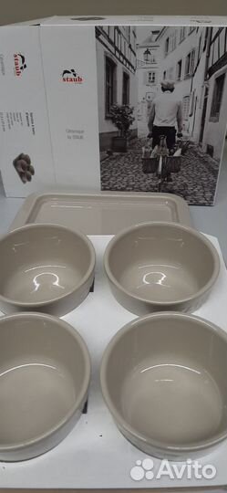 Набор керамических форм на подносе