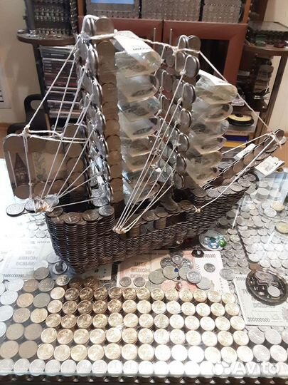 Модель корабля двухмачтового сделанного из монет