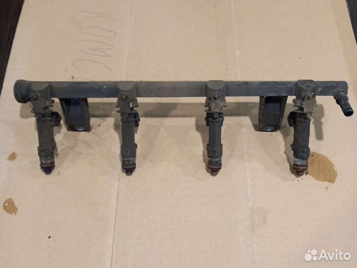 Топливная рампа с форсунками Renault Logan 1