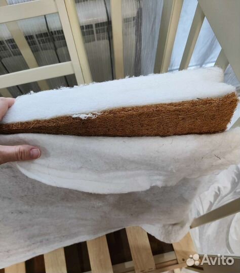 Детская кроватка с маятником и ящиком