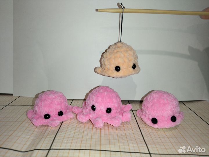 Вязаный брелок-осьминожек ручной работы