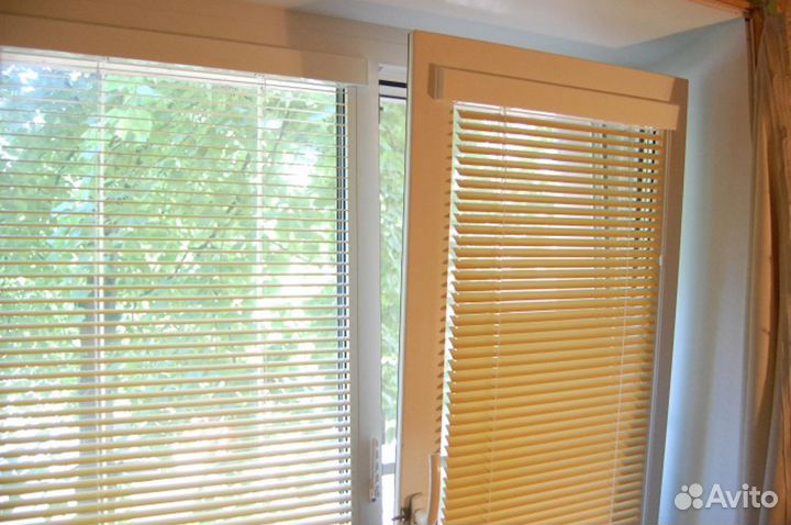 Жалюзи на пластиковое окно