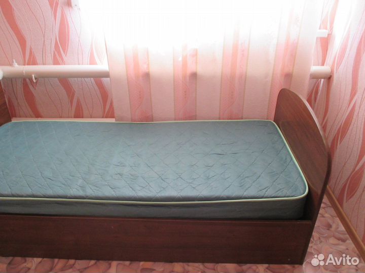 Кровать односпальная с матрасом