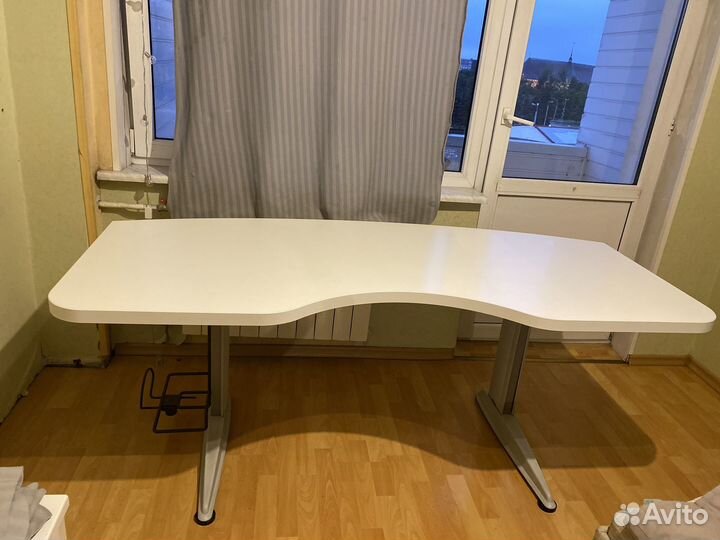 Стол компьютерный регулируемый по высоте