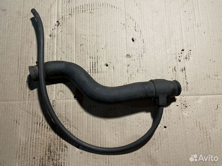 Патрубок системы охлаждения Volkswagen Passat B3