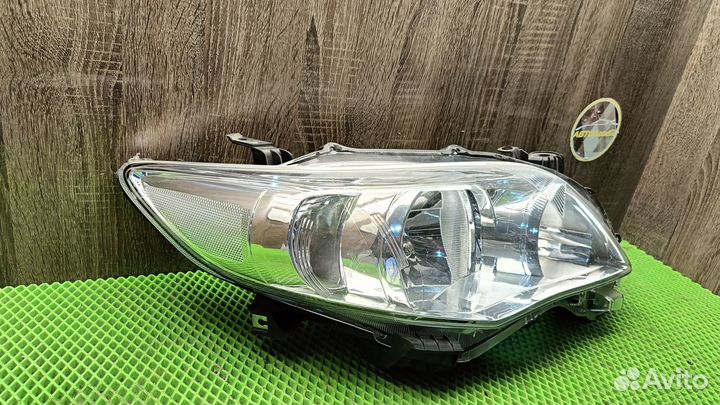 Фара правая Toyota Corolla E150 USA 10-13