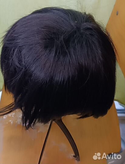 Черный короткий парик на Мию Чинен