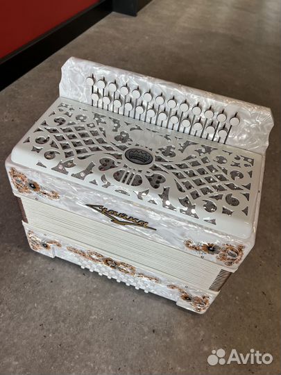 Гармонь Чайка 204 S6XLY-A-WH белая Шуйская гармонь