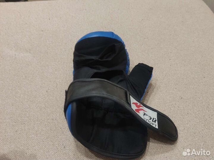 Шлем и перчатки для рукопашного боя