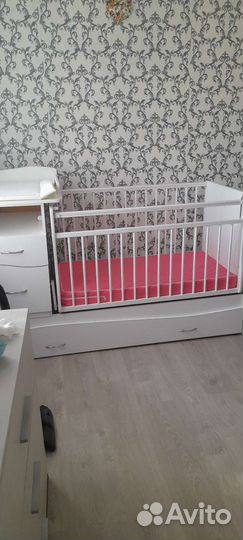 Детская кроватка с маятником и пеленальным комодом