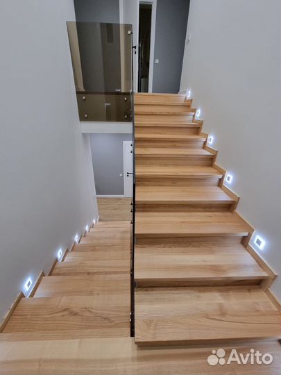 Стеклянные ограждения лестничного марша