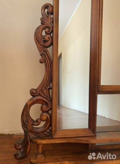 Зеркало в деревянной резной раме
