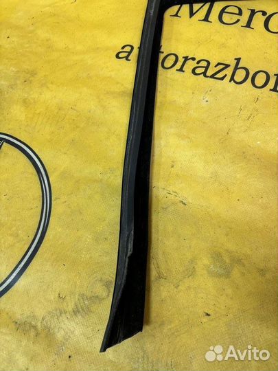 Уплотнитель стекла двери задний левый Mercedes
