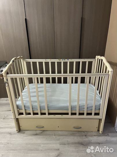 Детская кроватка с маятником и ящиком