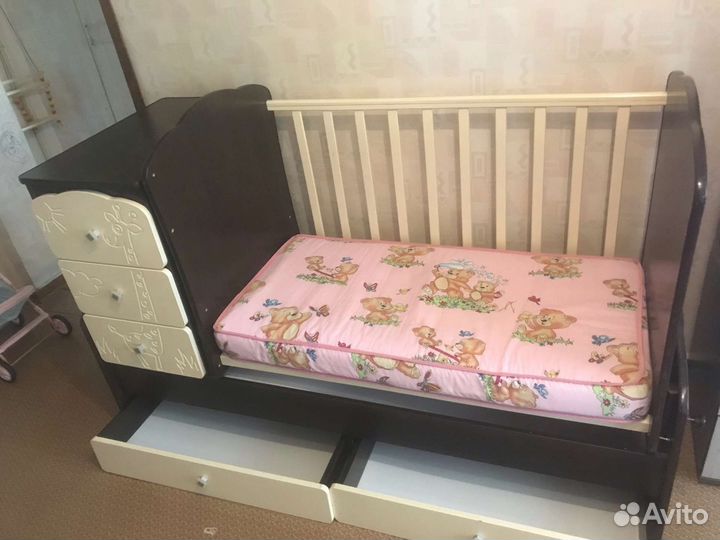 Детская кроватка с маятником