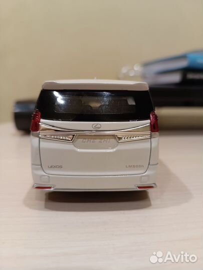 Машинка коллекционная Металлическая Lexus LM300h