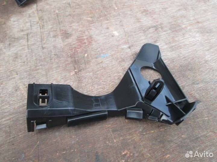 Крепление бампера переднее правое Toyota Corolla