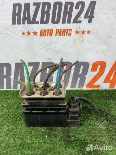 Блок клапанов пневмоподвески Audi A8 2002-2009 151