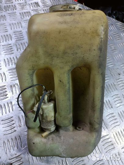 Бачок омывателя Mercedes W124