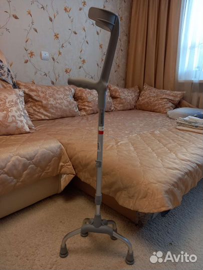 Трость четырехопорная с опорой под локоть