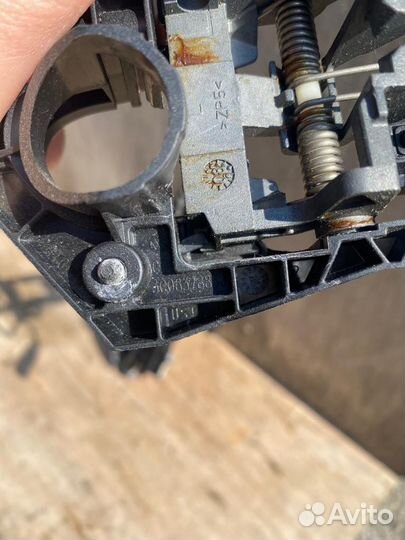 Кронштейн ручки двери левая Volkswagen Passat Cc