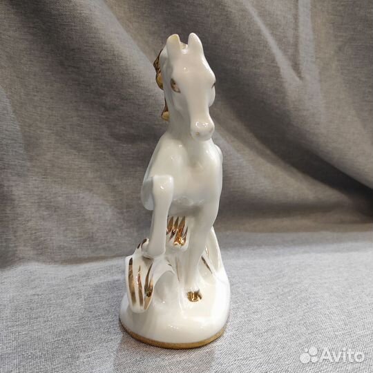 Статуэтка фарфор Конь