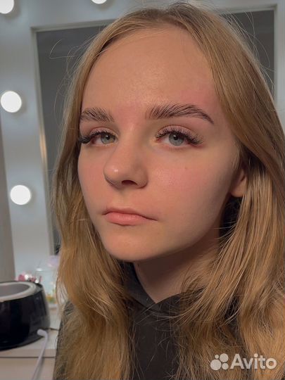 Модель на оформление бровей