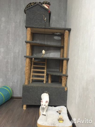 Кошачий домик с когтеточкой