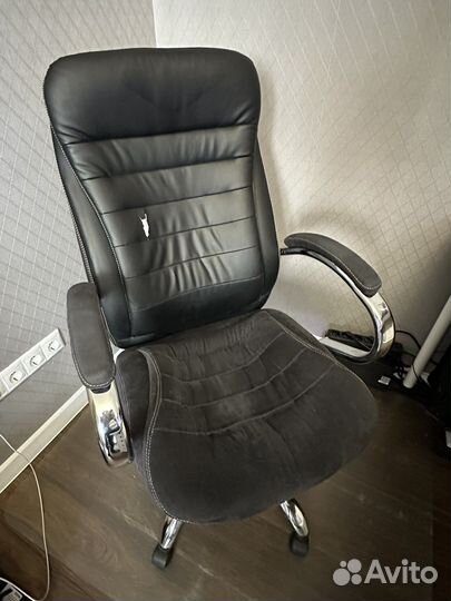 Компьютерное офисное кресло руководителя