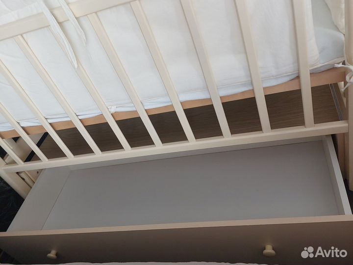 Детская кроватка с продольным маятником и ящиком