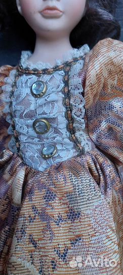 Коллекционная фарфоровая кукла