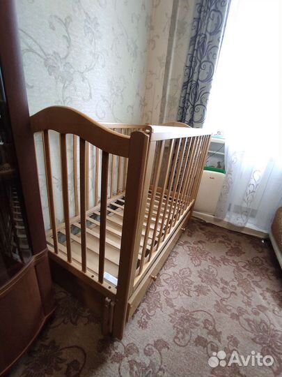 Детская кроватка с продольным маятником