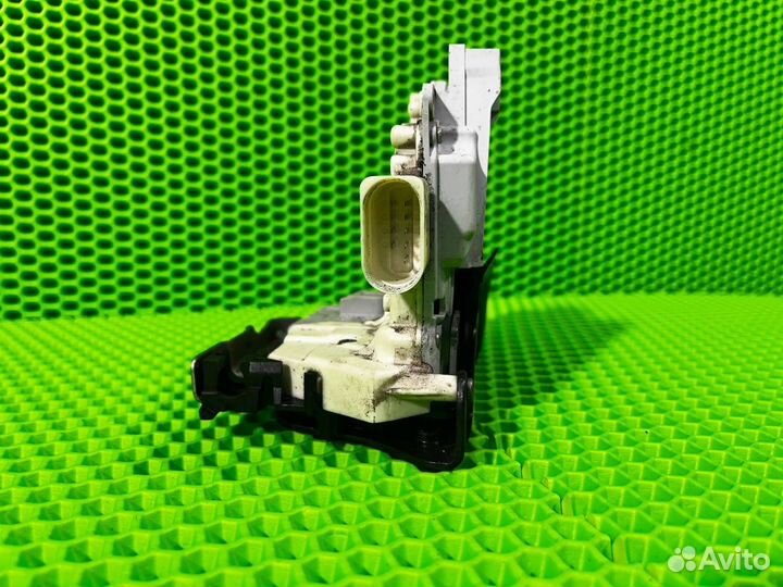 Замок двери задний правый Volkswagen Touareg FL