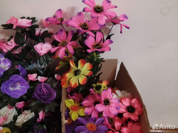 Искусственные цветы на кладбище