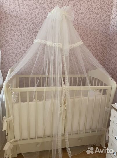 Детская кроватка с маятником