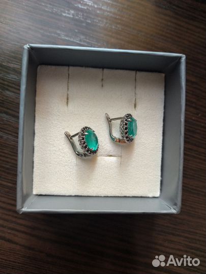 Серебряные серьги с природным изумрудом