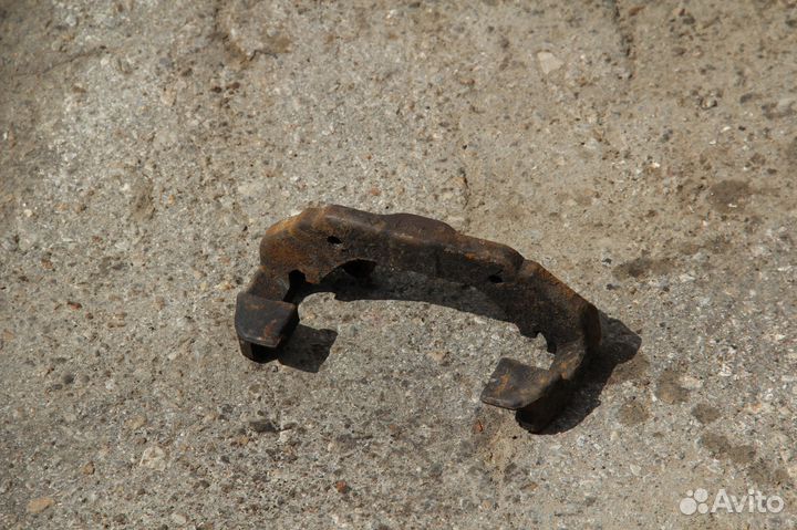 Скоба суппорта Форд Фиеста Мк5 Фьюжн