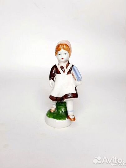 Статуэтка Девочка с книжками Возрождение Бронницы