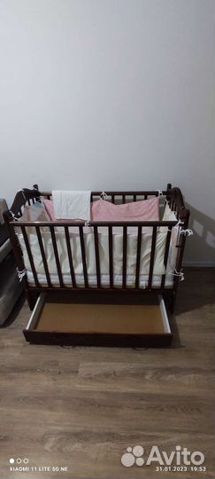 Детская кроватка с универсальным маятником