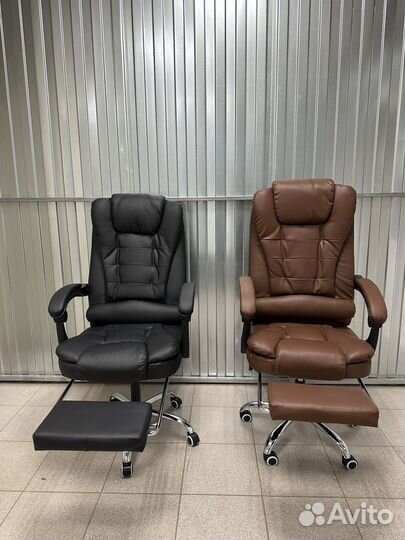 Офисное кресло с подножкой