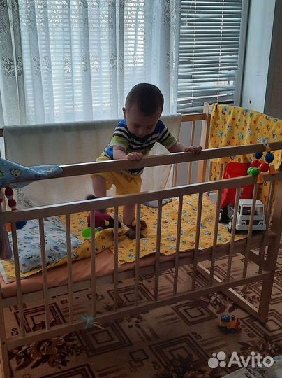 Детская кровать,с легким маятником