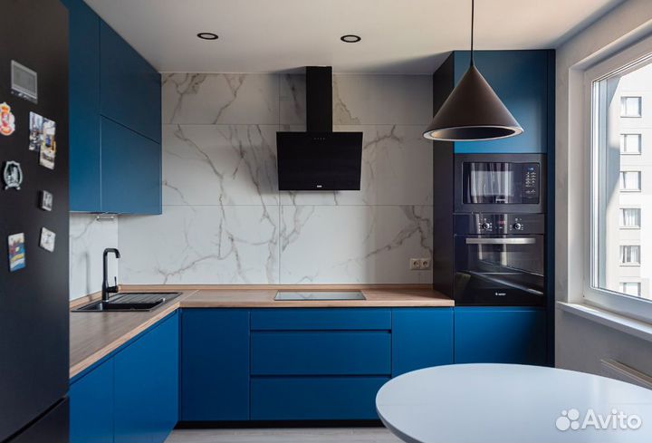 Угловая кухня в синих тонах
