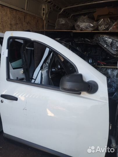 Дверь передняя правая renault sandero 1