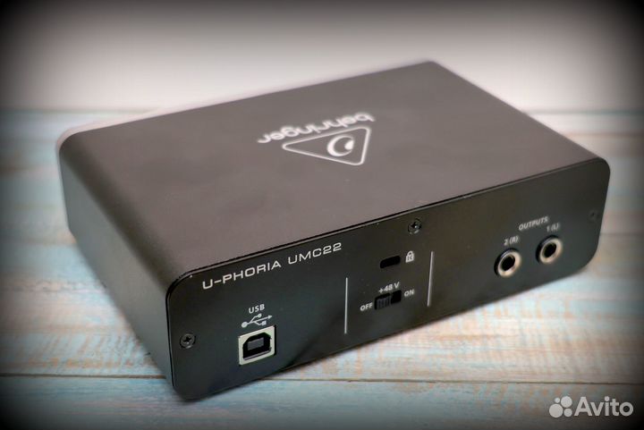 Звуковая карта Behringer umc22