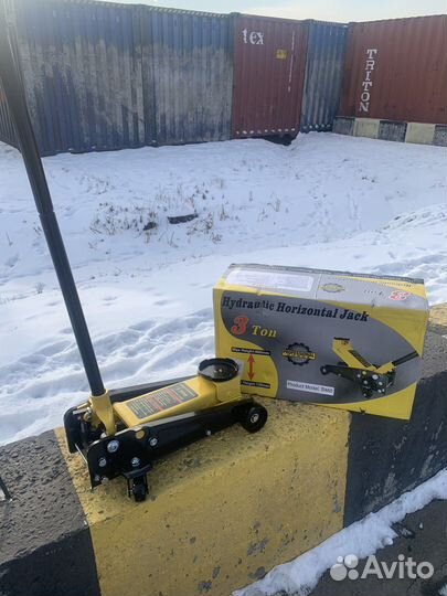 Домкрат подкатной 3 тонны с удлиненной рукоятью