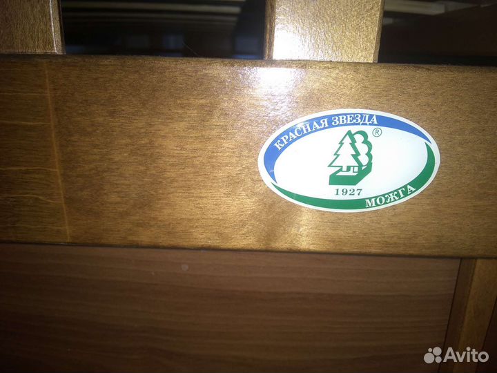 Детская кроватка с маятником