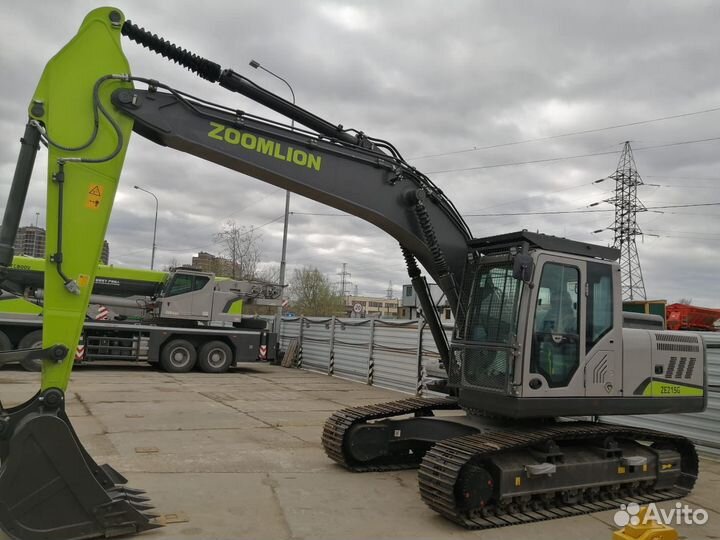 Гусеничный экскаватор с гидромолотом