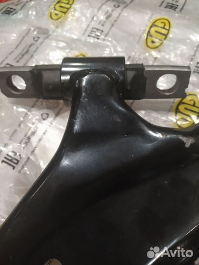 Рычаг подвески передней левый